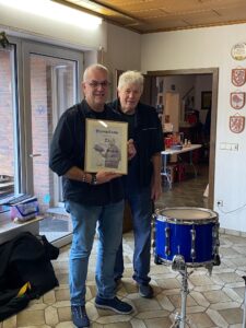 Heinz-Adam Schiffer überreicht Michel Wienands eine Urkunde anlässlich des 25. Schlagzeug-Workshops in Berrendorf